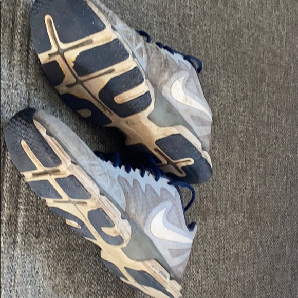 Nike Dual Fusion Gym Shoes - Picture 2 of 7